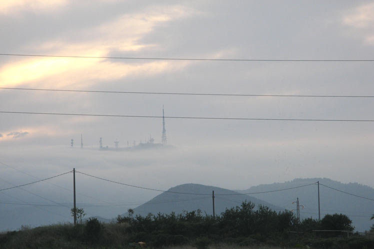 Monte Serpeddî tra le nuvole... e i cavi